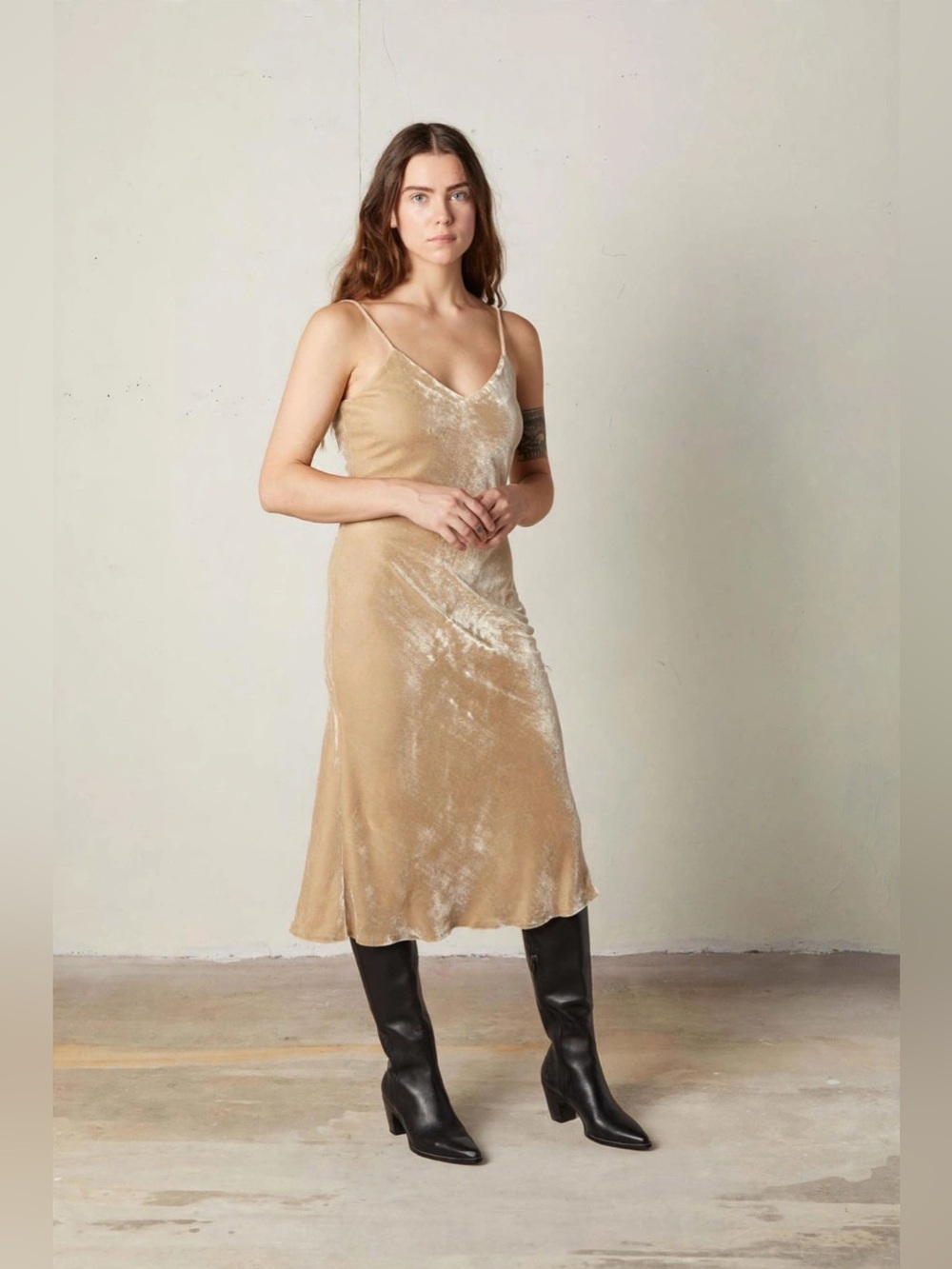 SILK LAUNDRY 90’s Velvet Slip Dress in Champagne - small